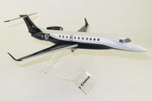 Lade das Bild in den Galerie-Viewer, Flugzeugmodell Embraer Legacy 650E (Maßstab 1:72)
