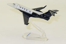 Lade das Bild in den Galerie-Viewer, Flugzeugmodell Embraer Phenom 300E (Maßstab 1:130)