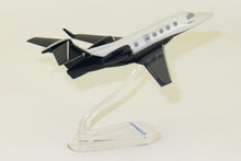 Lade das Bild in den Galerie-Viewer, Flugzeugmodell Embraer Phenom 300E (Maßstab 1:130)
